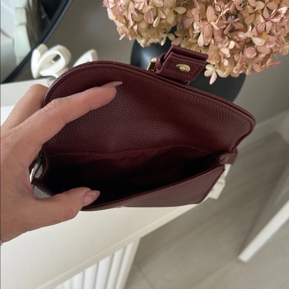 Chloé Parfums Pebbled Burgundy Small clutch with Gold Buckle - Picture 6 of 8